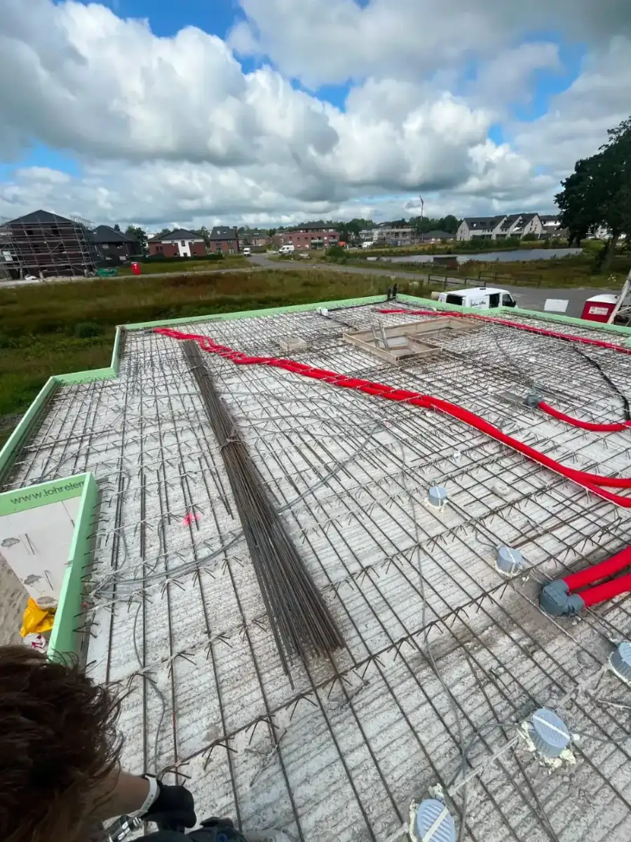 Betondecke mit verlegten Leerrohren, Blick über das Baugebiet
