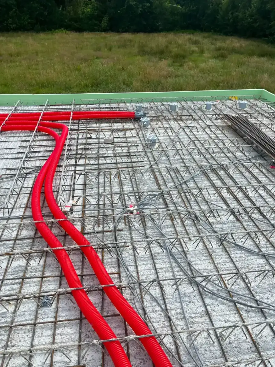 Rote Leerrohre auf der Filigrandecke vor dem Betonieren