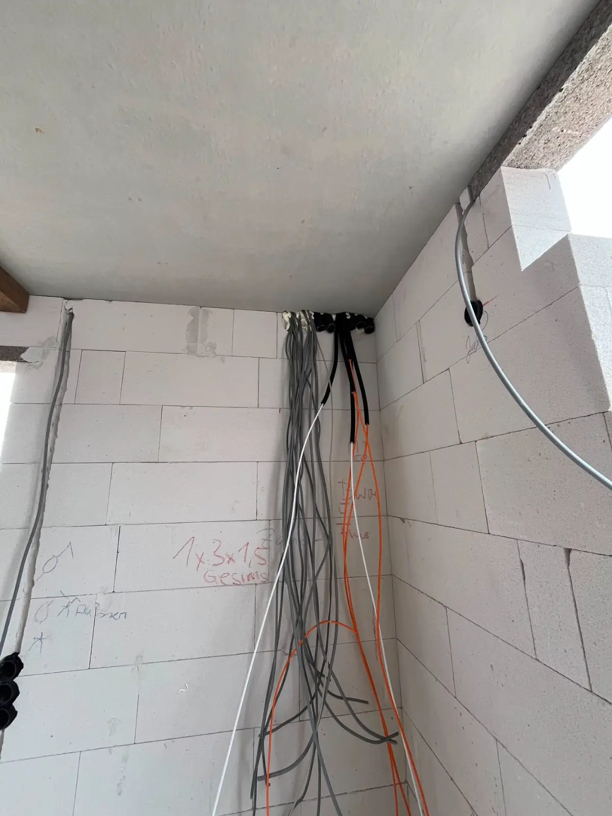 Kabel aus der Decke in die Wand gezogen