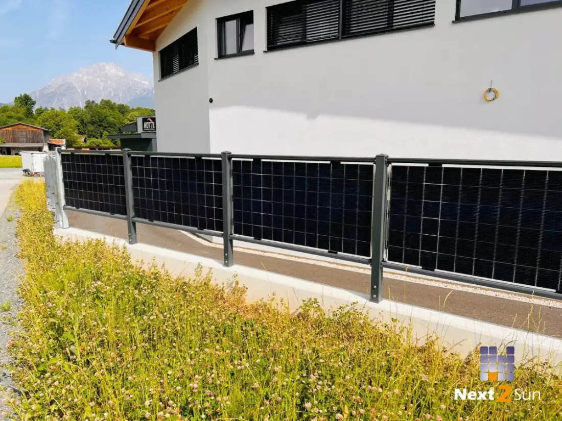 Premium-Solarzaun in Anthrazit auf Mauer, Next2Sun-System