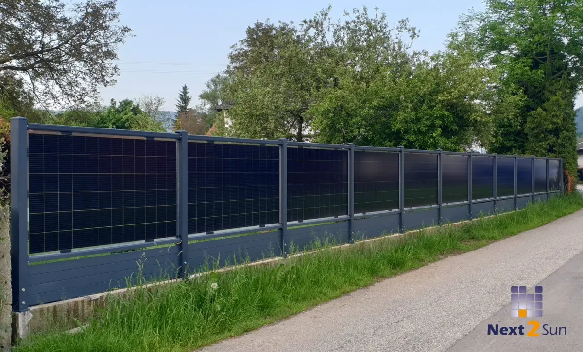 Blickdichter Solarzaun an der Grundstücksgrenze