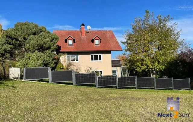 Solarzaun-Elemente am Wohnhaus im Garten
