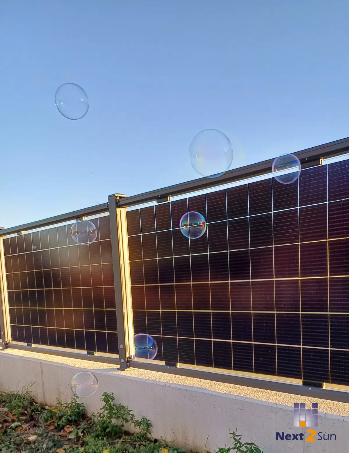 Premium-Solarzaun in Anthrazit auf Mauer am Wohnhaus